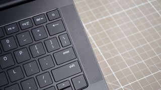 桌子上的Razer Blade 14（2024）