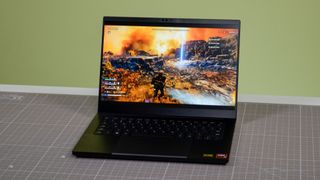 桌子上的Razer Blade 14（2024）