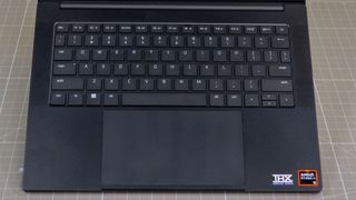 桌子上的Razer Blade 14（2024）