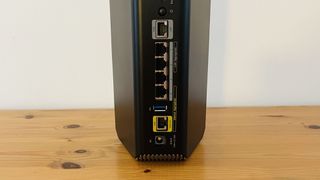 桌子上的Netgear Nighthawk卢比