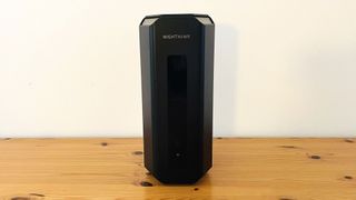 桌子上的Netgear Nighthawk卢比