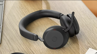 Jabra Evolve2 75在桌子上